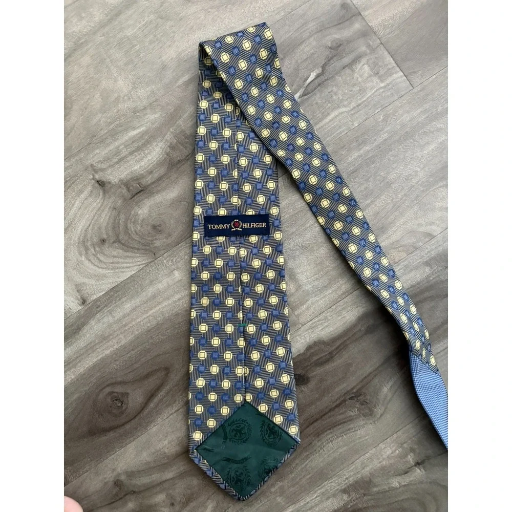 Tommy Hilfiger Mens Tie Green With Blue‎ 100% Silk Geometric Pattern Legth 57 in